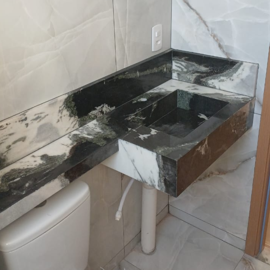 Montador instalando as peças